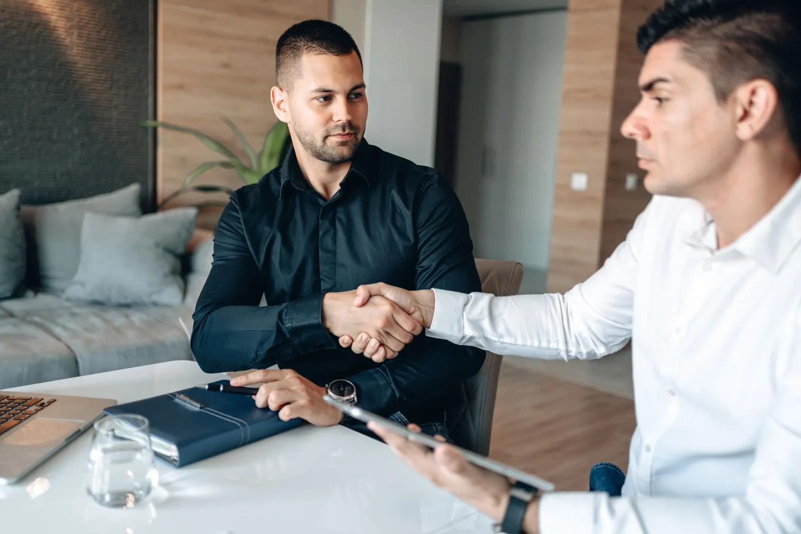 Dos empresarios cerrando un acuerdo