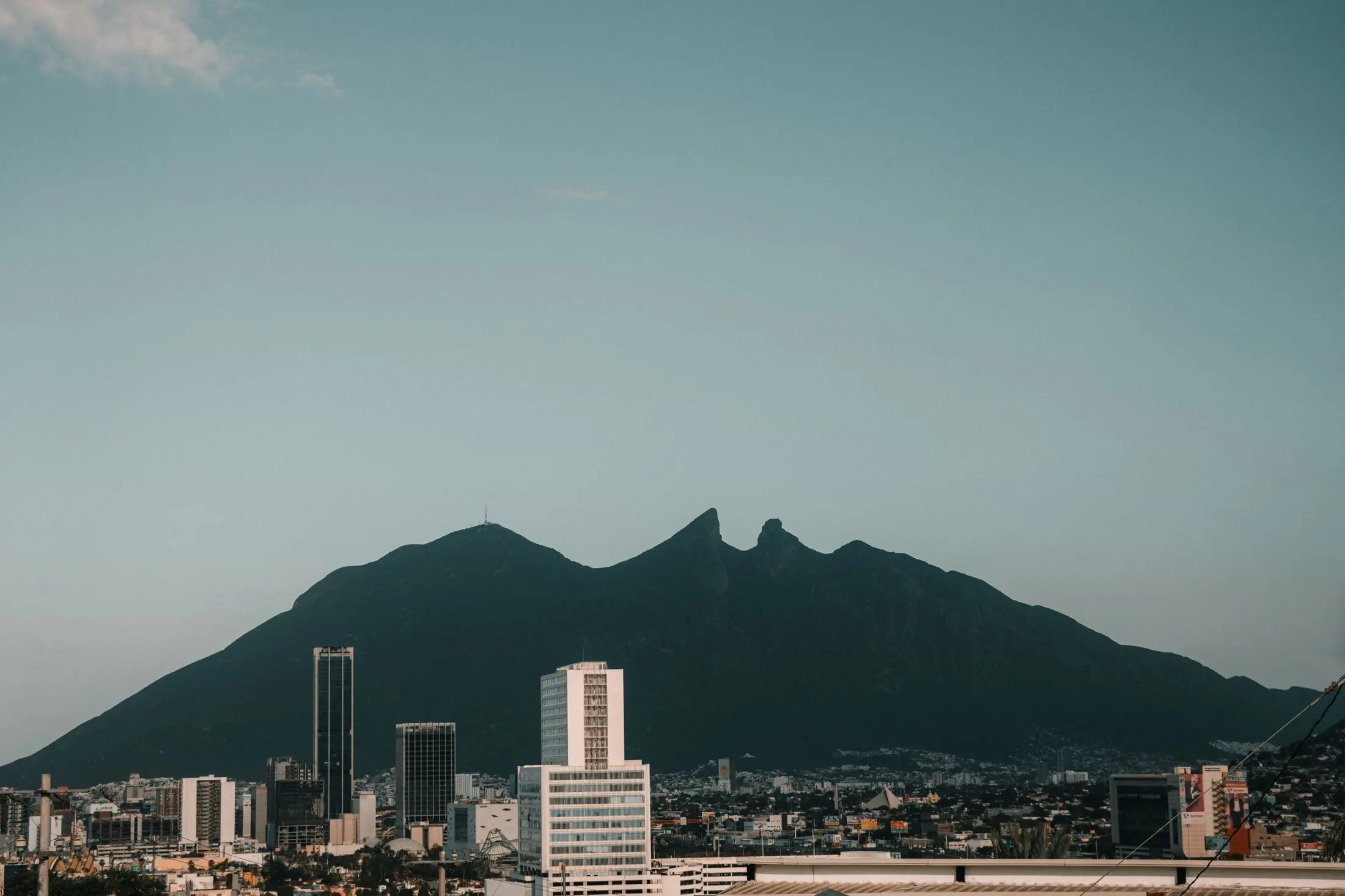 Monterrey con el Cerro de la Silla al fondo