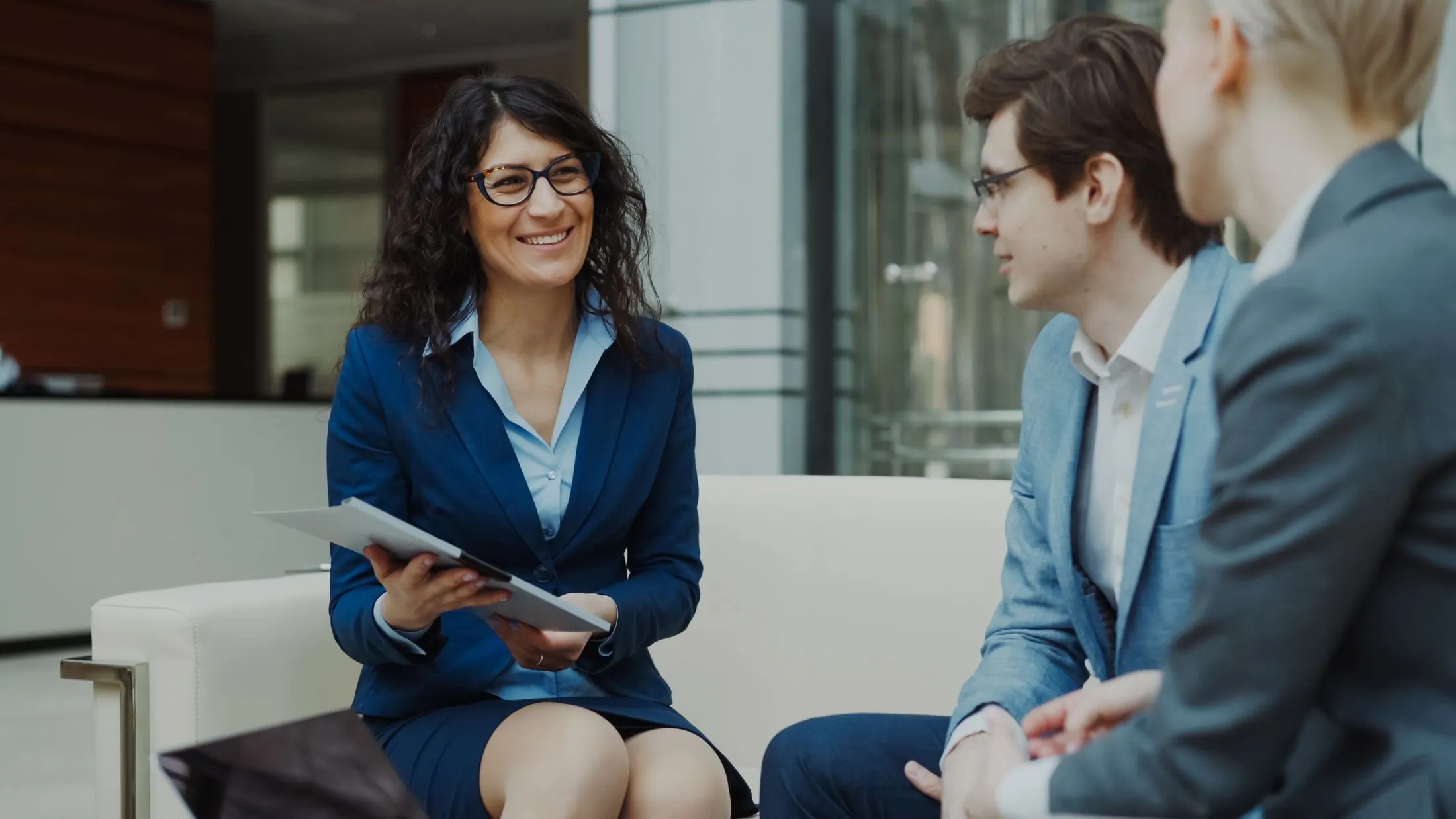 Ejecutivos conversando en la recepción de una oficina corporativa